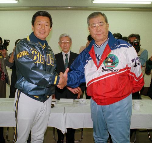 95年日本シリーズ　対戦を前に握手をかわすヤクルト野村克也監督（右）とオリックス仰木彬監督　（1995年10月20日）