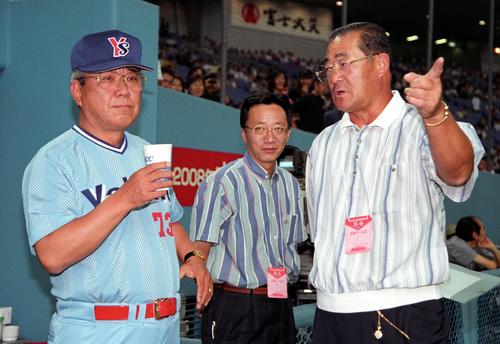 張本勲氏（右）と話するヤクルト・野村克也監督（1997年8月6日撮影）