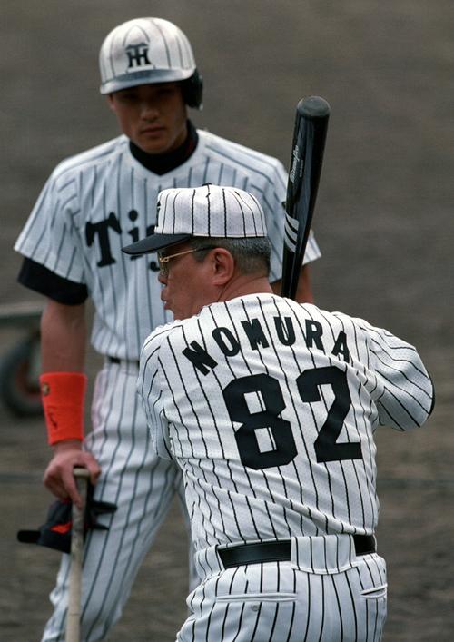 阪神秋季キャンプ　新庄剛志（奥）に打撃指導する野村克也監督（1998年11月5日撮影）