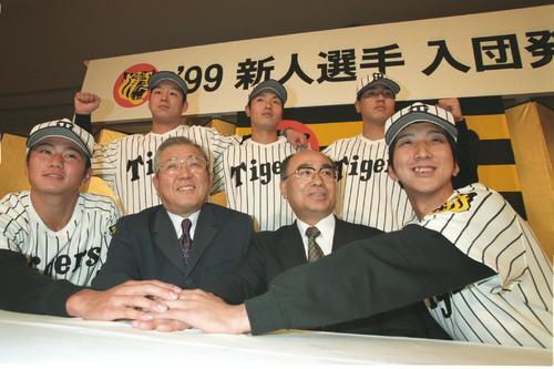 阪神の新人入団発表会見でポーズをとる（後列左から）部坂俊之、福原忍、寺田祐也、（前列左から）金沢健人、野村克也監督、高田順弘球団社、1位指名の藤川球児＝1998年12月21日