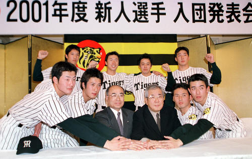 00年12月　21世紀の虎を支える活躍を誓うルーキー達。前列左から狩野恵輔、藤田太陽、高田順弘球団社長、野村克也監督、伊達昌司、赤星憲広、後列左から加藤隆行、沖原佳典、藤本敦士、梶原康司