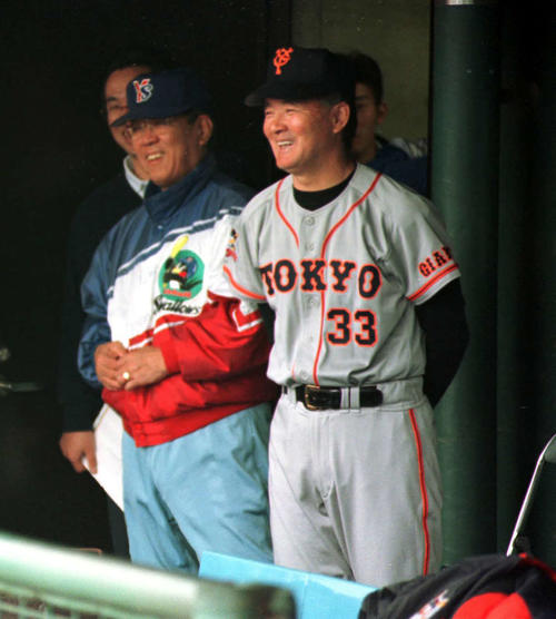96年11月、東西対抗でヤクルト野村監督と笑顔