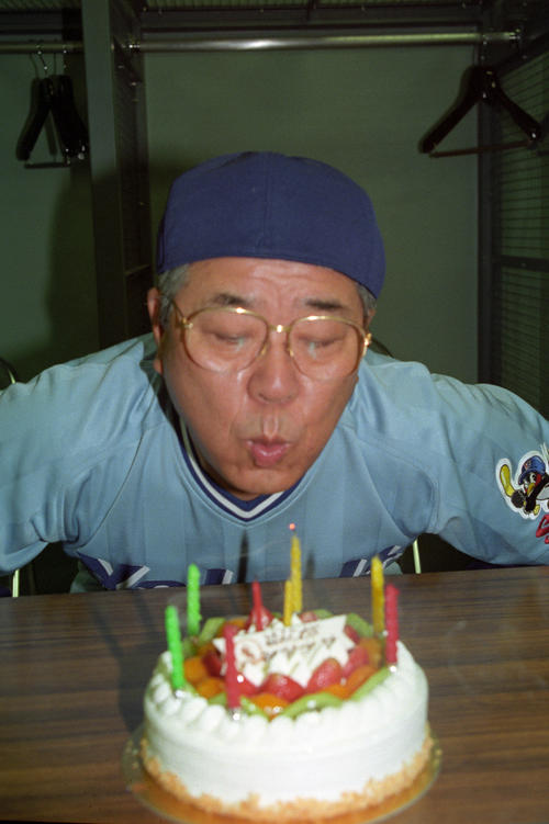 試合前に62歳のバースディーケーキの火を消す野村克也監督　1997年6月29日