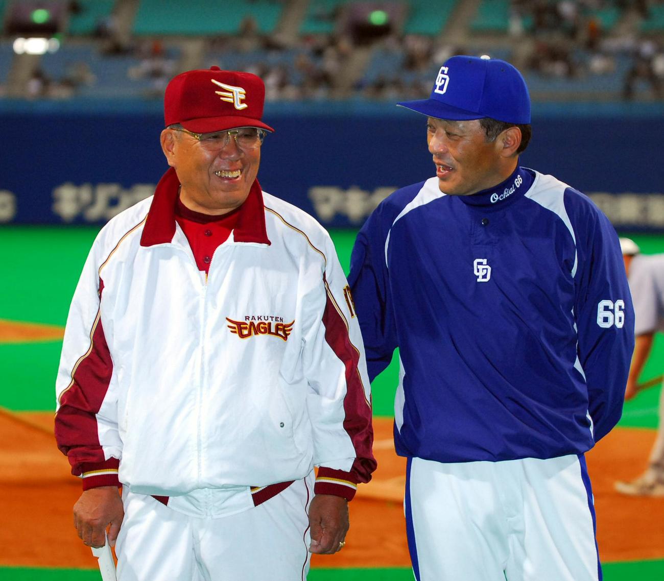 2006年オープン戦　中日対楽天　メンバー表交換を行った楽天・野村克也監督(左)と中日・落合博満監督が笑顔で話し合う(撮影・清水貴仁)