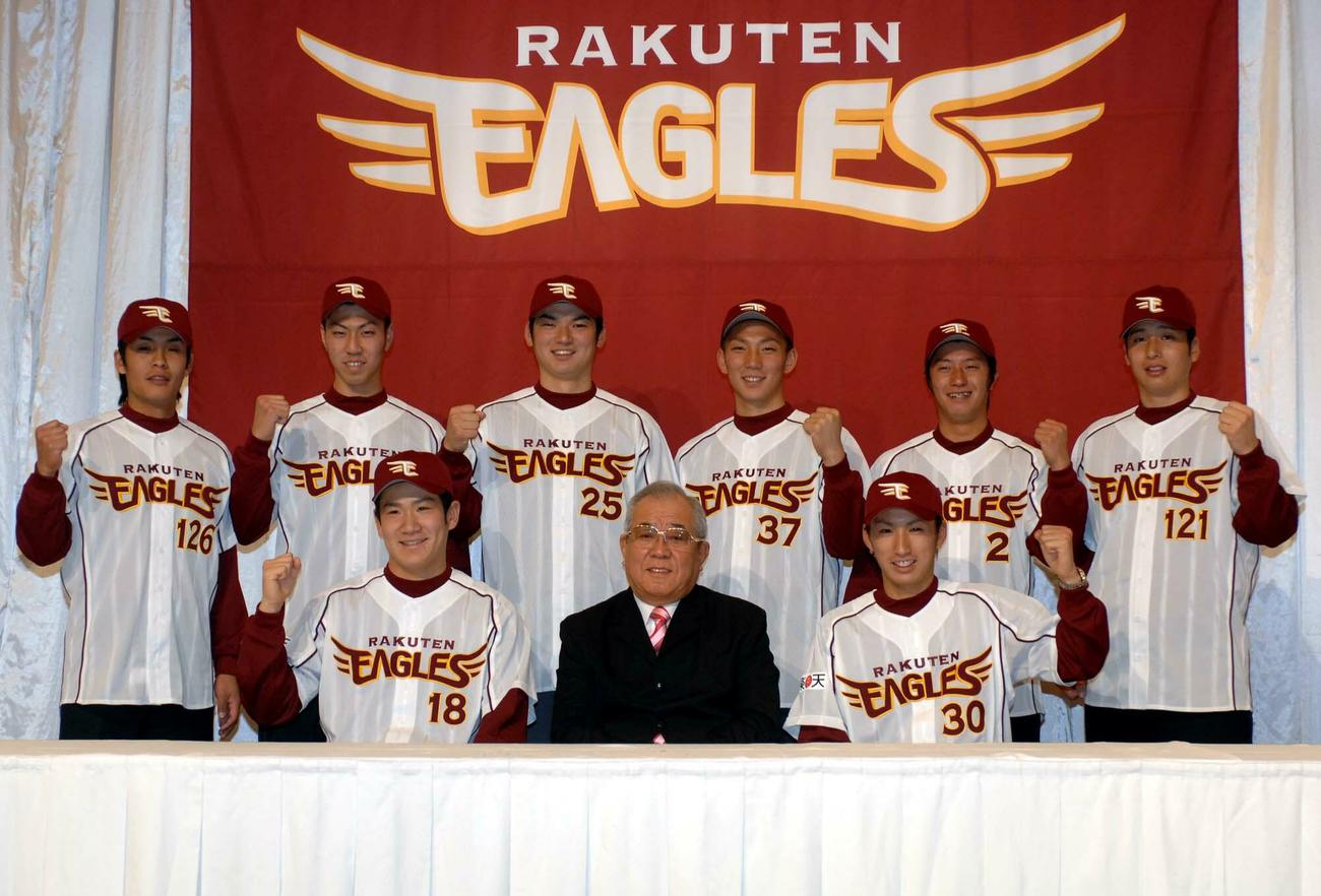 楽天入団会見　野村克也監督（中央）と笑顔で記念撮影に臨む（前列左から）田中将大、永井怜（後列左から）中村真人、山本大明、横川史学、嶋基宏、渡辺直人、金森久朋（2006年12月16日）