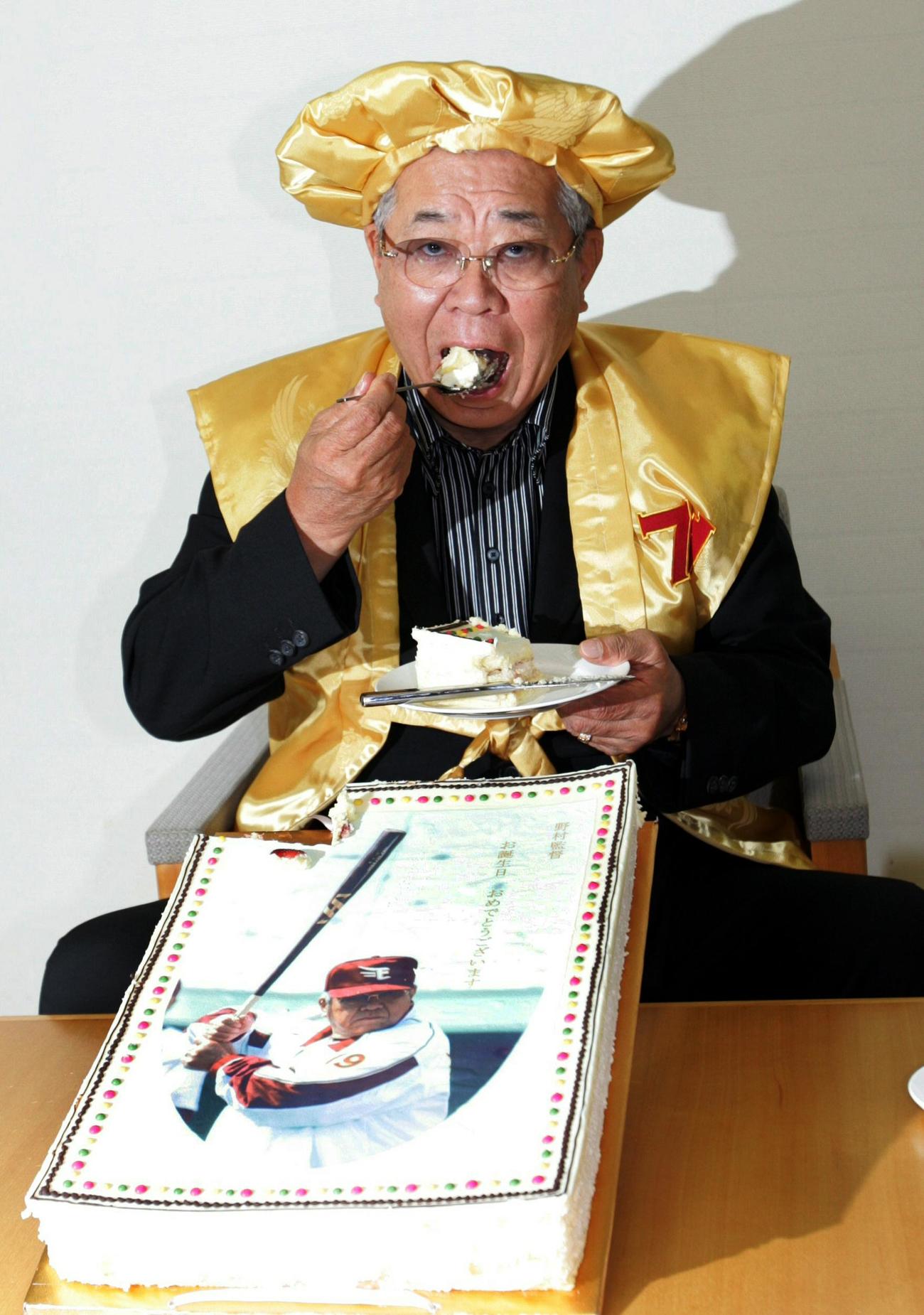71歳の誕生日を迎えた野村克也監督は金色の祝着を着て写真入りケーキを食べる（06年6月29日）