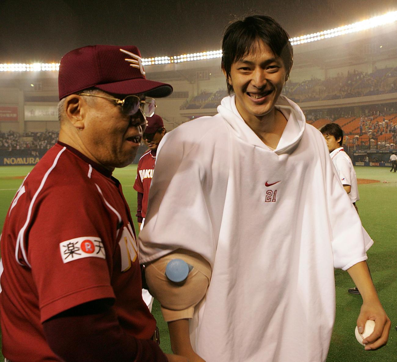 今季初勝利の岩隈久志（右）を野村克也監督も笑顔で迎える＝2006年9月12日
