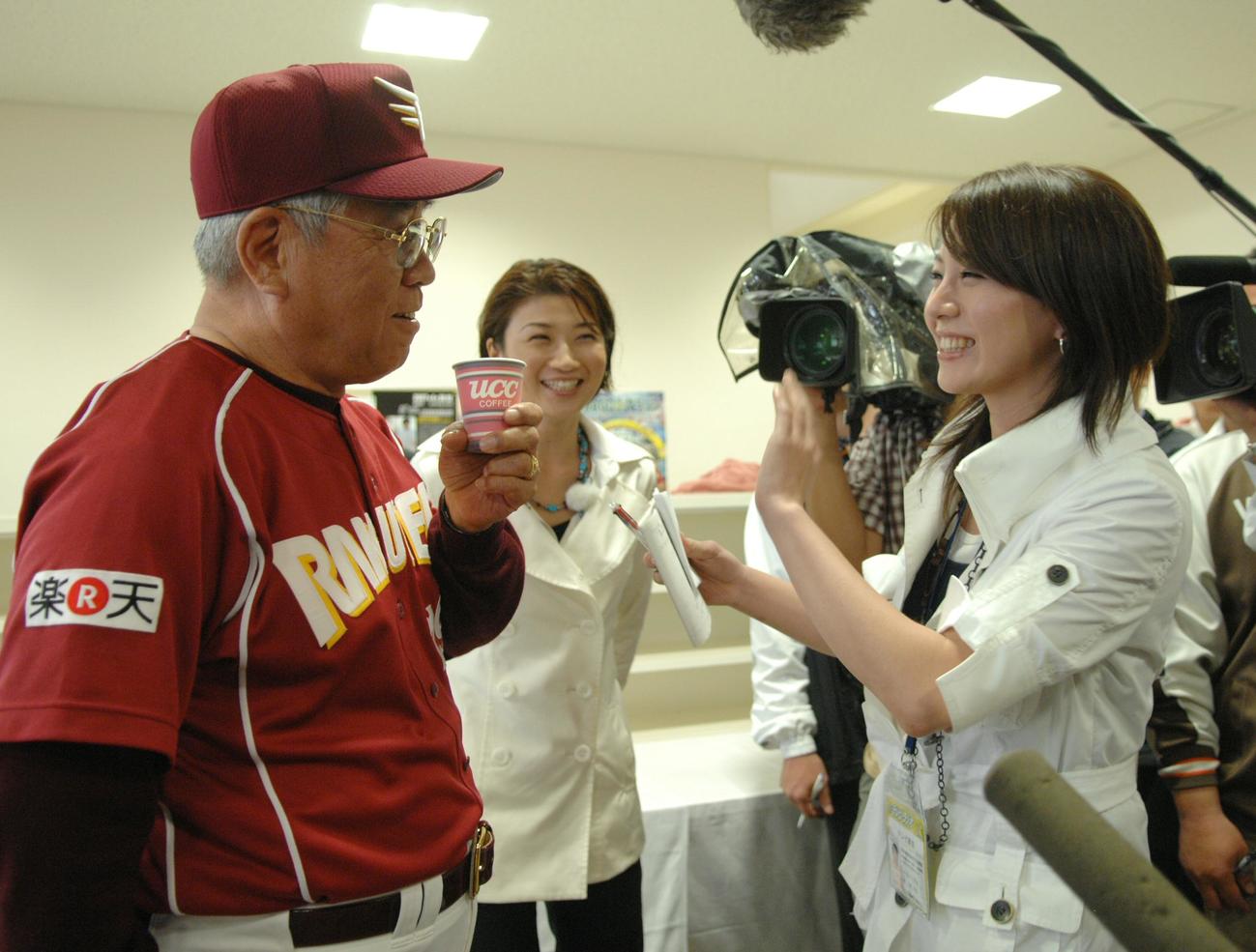楽天野村克也監督（左）はNHK青山祐子、テレビ東京大橋未歩の両女子アナウンサーから取材を受けご満悦の表情（07年2月9日）