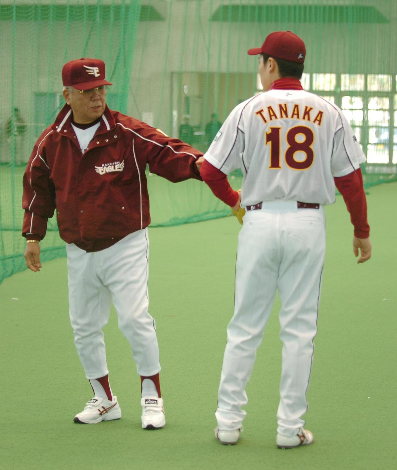 07年2月、楽天春季キャンプで、ブルペン入り前に野村監督（左）から投球フォームの指導を受ける楽天田中