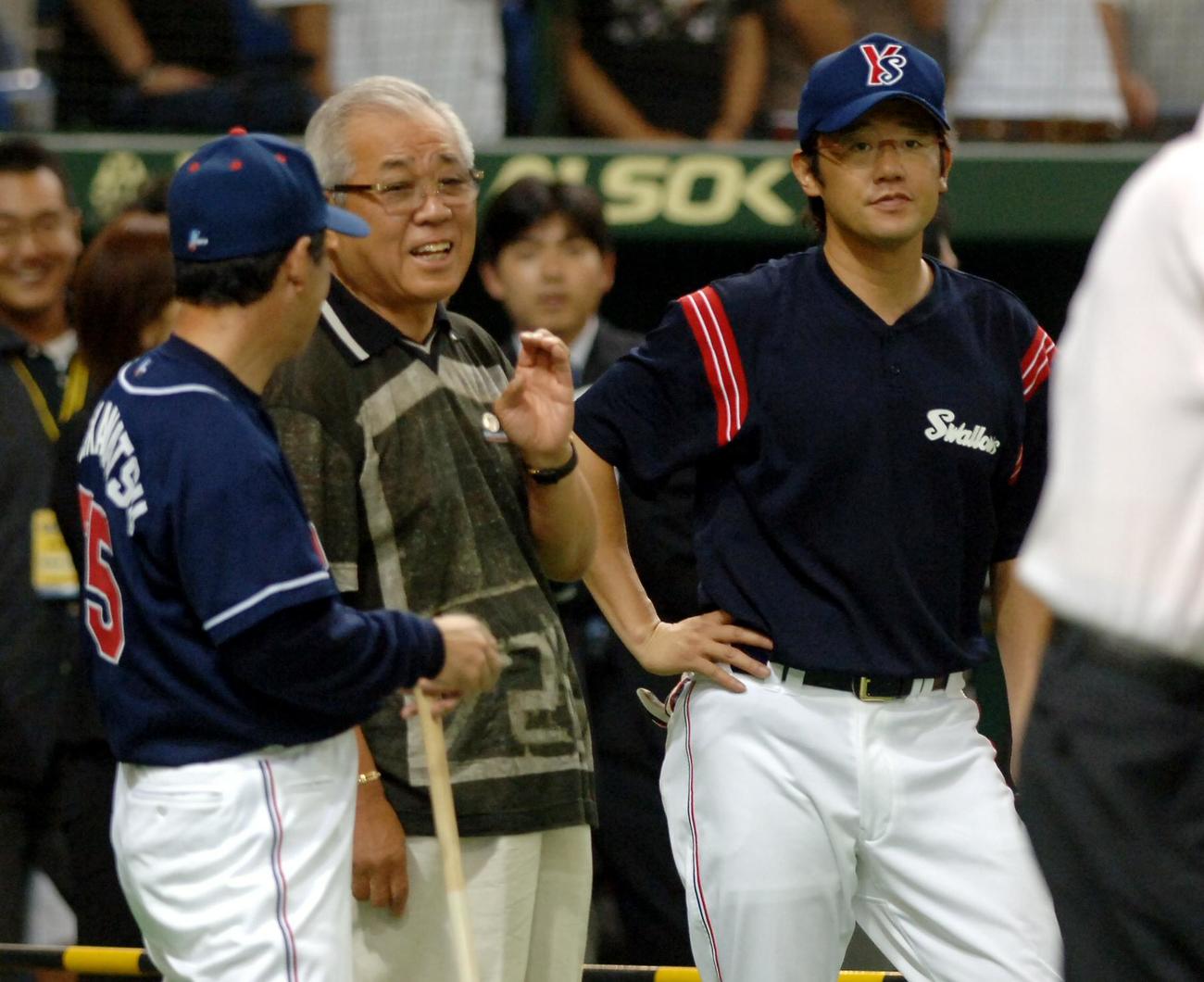試合前、談笑する左から若松勉監督、野村克也氏、古田敦也（2005年6月28日）