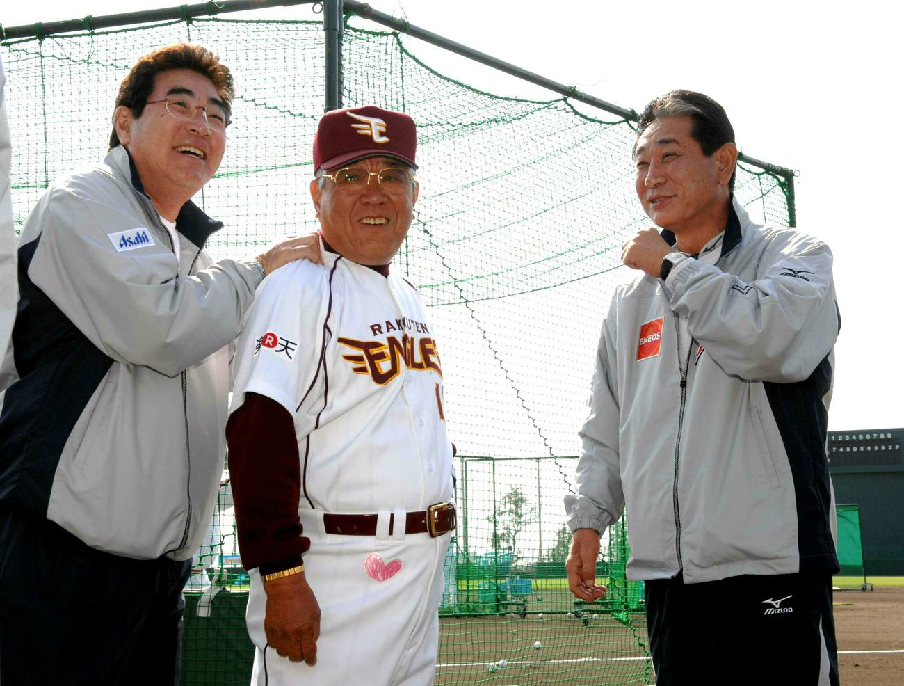 07年2月、侍ジャパン星野仙一監督（右）、山本浩二コーチ（左）らの訪問に笑顔を見せる楽天野村克也監督（07年2月16日）