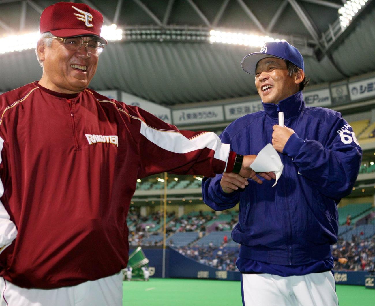 メンバー交換時、談笑する野村克也監督（左）と落合博満監督（2007年3月10日）
