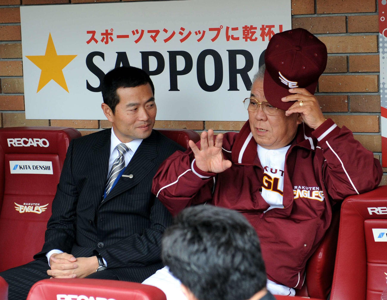 野村克也監督（右）と談笑する桑田真澄氏（2008年5月14日）