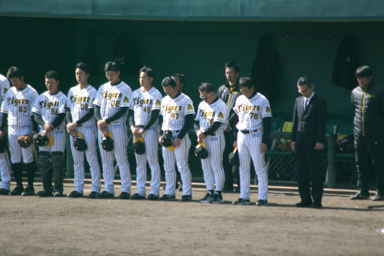 元阪神監督の野村克也氏が死去し、阪神は2軍戦開始前に黙とうした。前列右から嶌村聡球団本部副本部長、平田2軍監督ら首脳陣、選手らが哀悼の意を示した