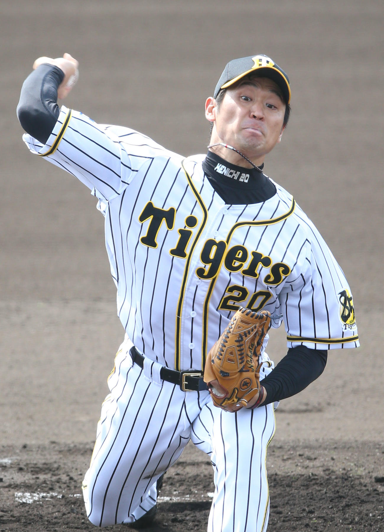 シート打撃で投げ込む中田（撮影・上山淳一）