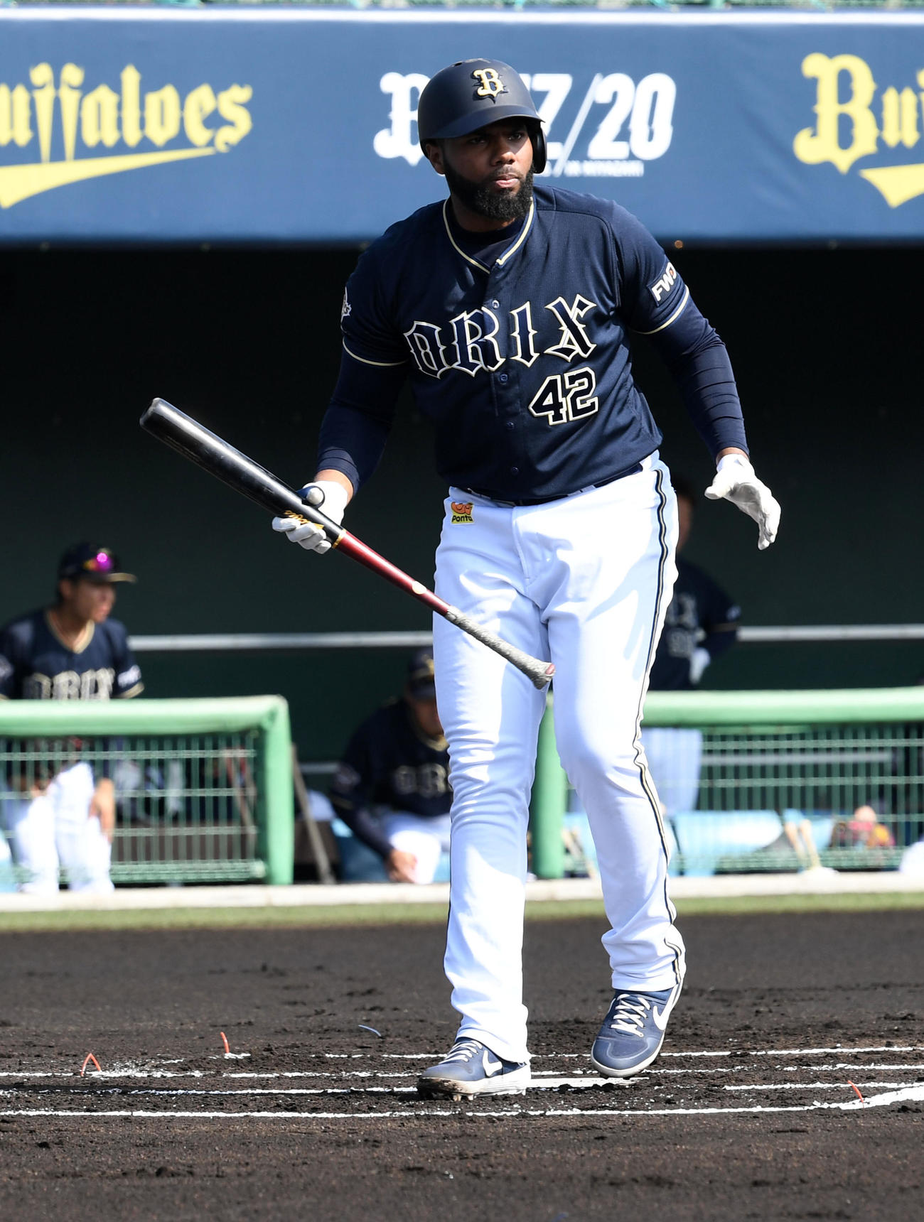 オリックス紅白戦　1回表紅組2死、ロドリゲスは空振りの三振に倒れる（撮影・前岡正明）