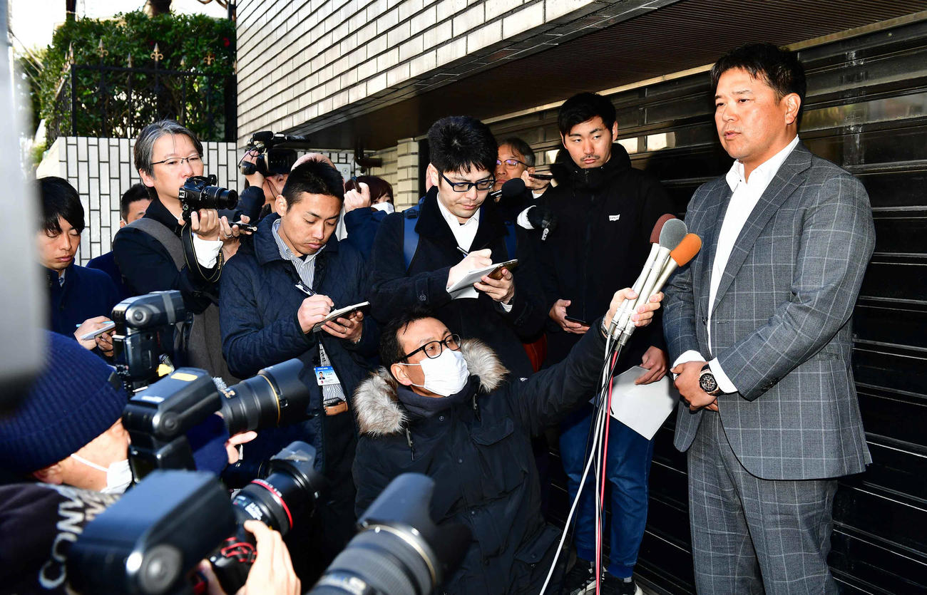 父野村克也さんの訃報に触れて自宅前で報道陣に対応する野村克則楽天1軍作戦コーチ（撮影・小沢裕）