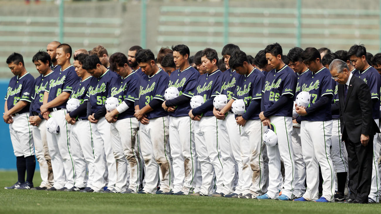 亡くなった野村克也氏を悼み、黙とうをささげるヤクルトの選手、スタッフ（撮影・狩俣裕三）