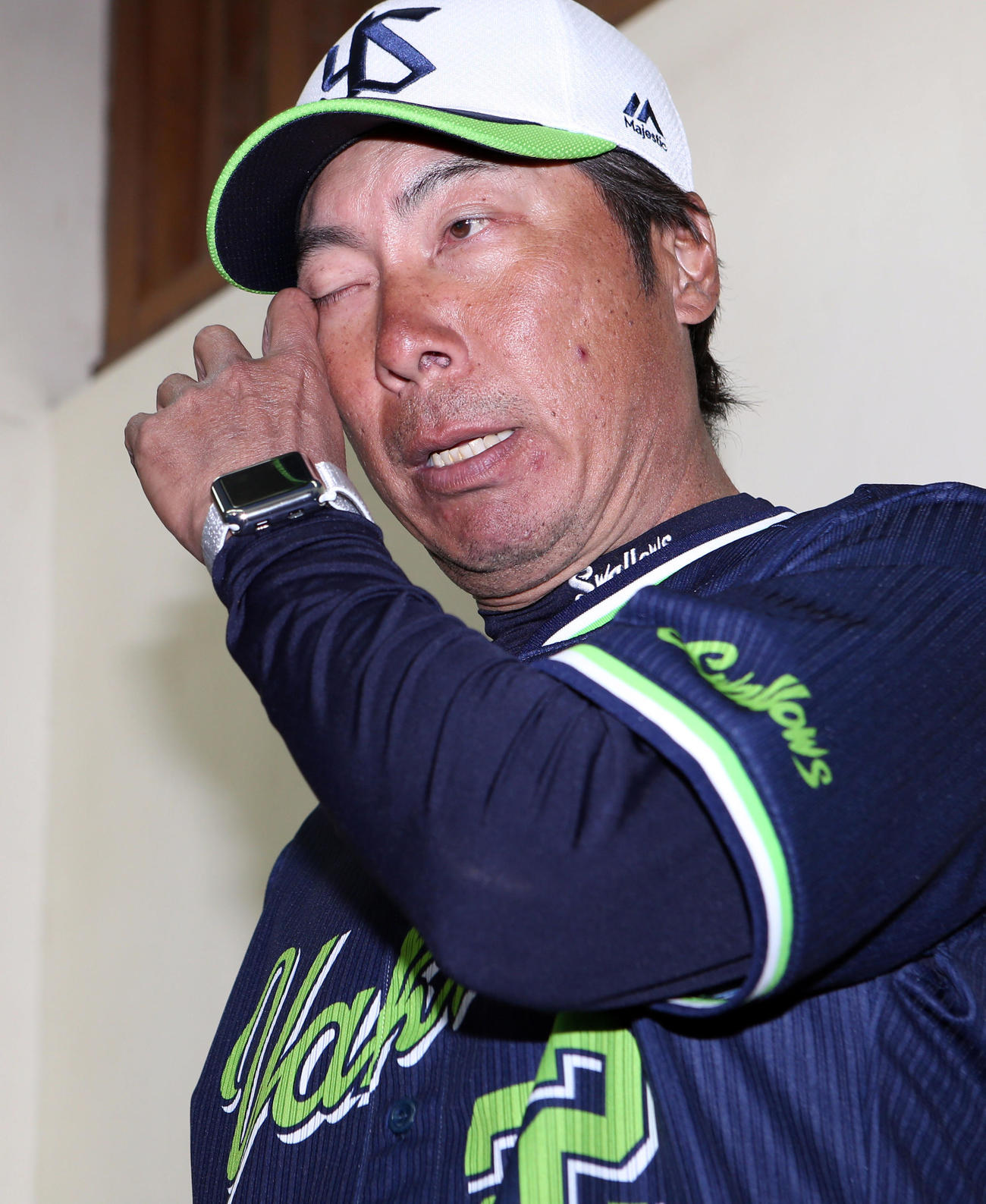 亡くなった野村氏の思い出を泣きながら話す高津監督（撮影・狩俣裕三）