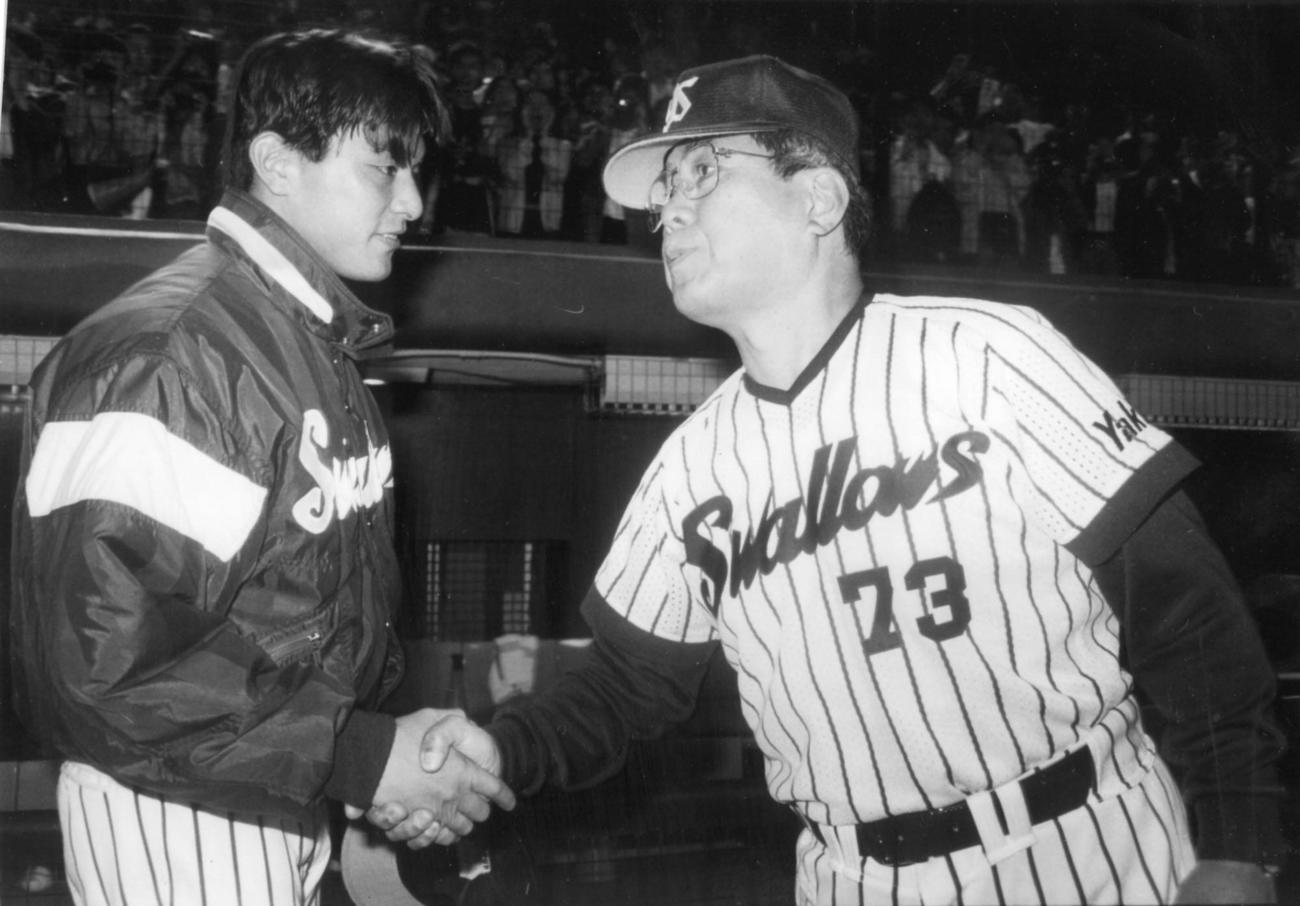 ヤクルト対中日　先発で登板したヤクルト・荒木大輔（左）は7回を2安打ゼロ封で4年ぶりの白星を飾り、野村克也監督から祝福の握手をうけた（1992年10月3日撮影）