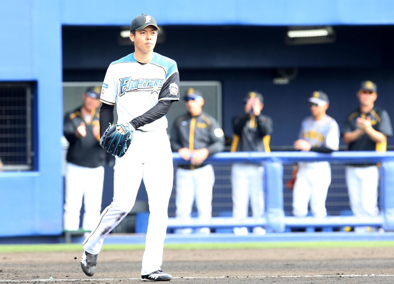 日本ハム対阪神　2回表阪神1死一、二塁、先制を許し渋い表情を見せる日本ハム杉浦（撮影・佐藤翔太）