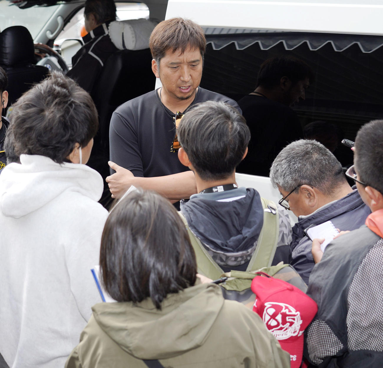 元阪神監督の野村克也氏の訃報を知った藤川は記者たちに囲まれ話す（撮影・上山淳一）