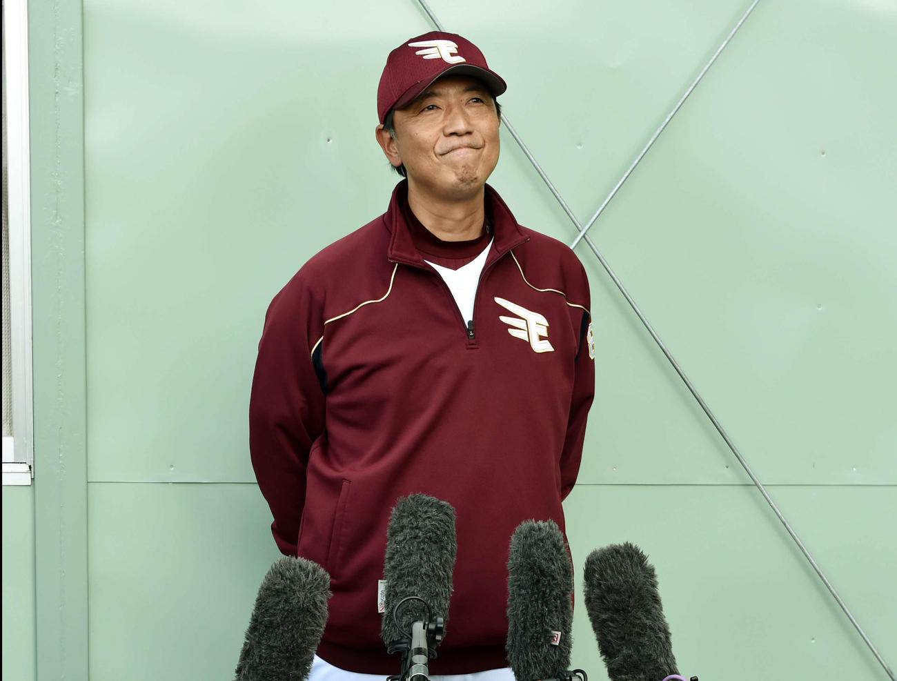 亡くなった野村さんについて涙をこらえ語る伊藤投手チーフコーチ（撮影・滝沢徹郎）