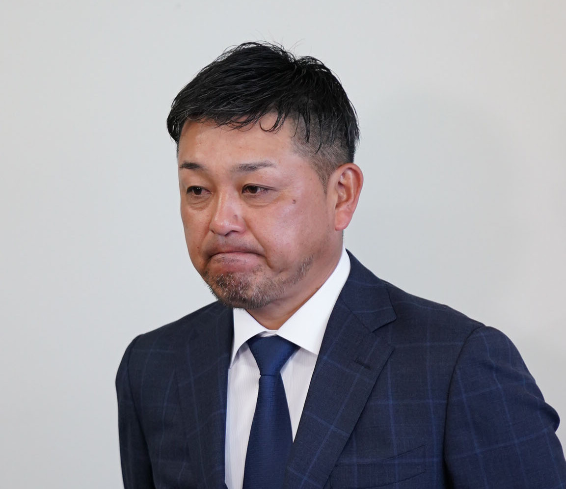 中日ドラゴンズ春季沖縄キャンプ　野村克也氏死去にたいし取材に応じる谷繁元信（撮影・森本幸一）＝2020年2月11日、沖縄県北谷町の北谷公園野球場