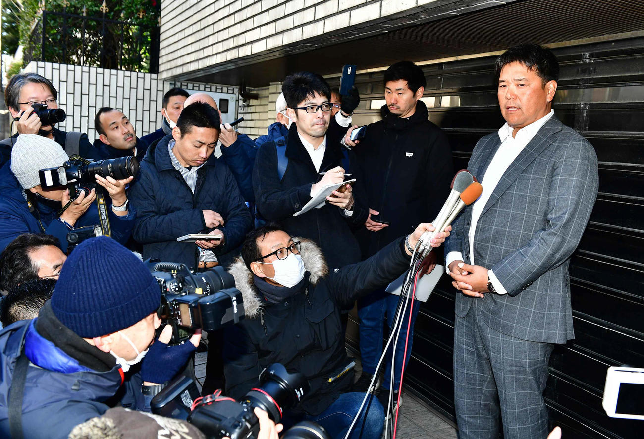 父野村克也さんの訃報に触れて自宅前で報道陣に対応する野村克則楽天1軍作戦コーチ（撮影・小沢裕）