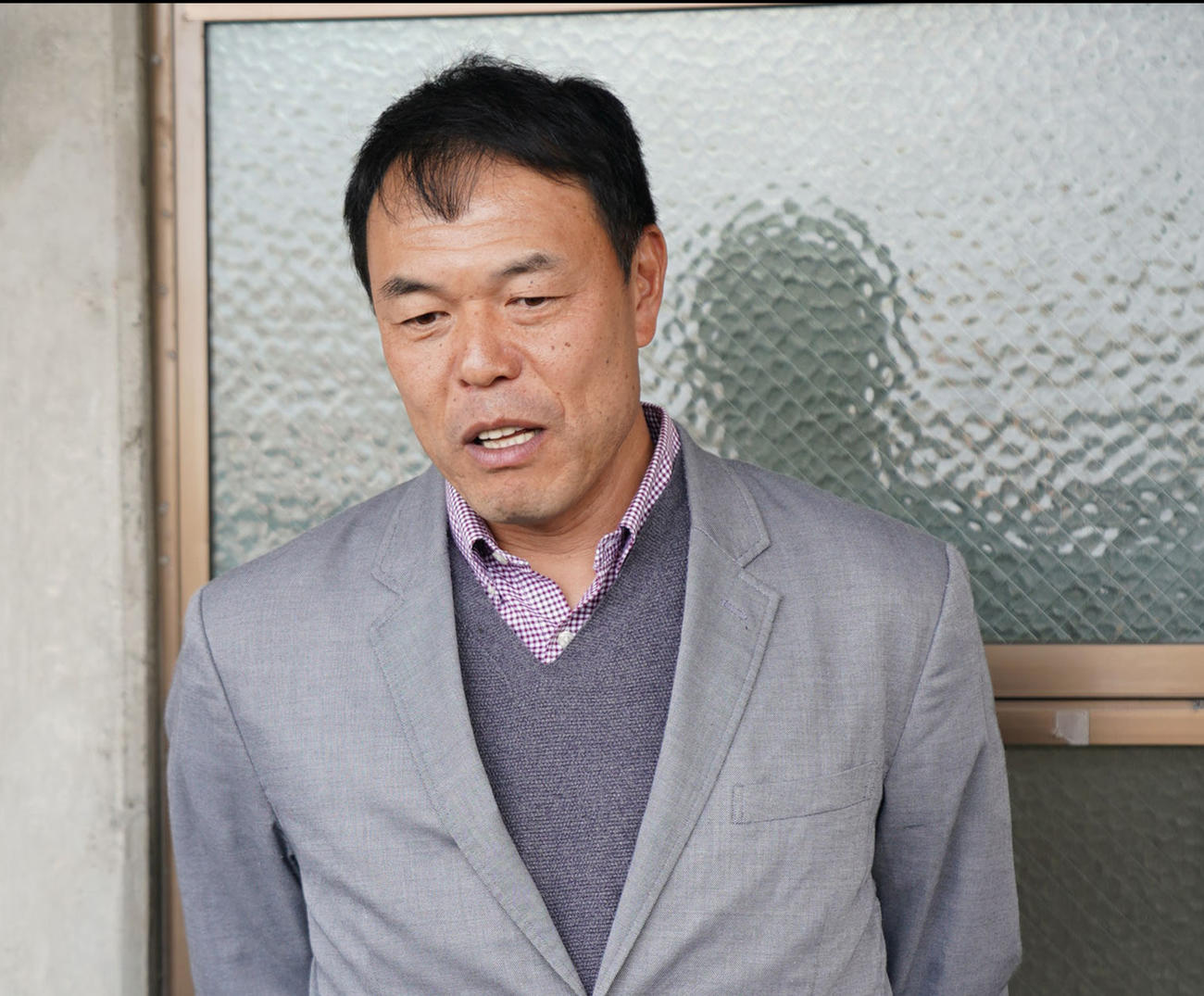 野村克也氏死去の一報を受け取材に応じるギャオス内藤（撮影・森本幸一）