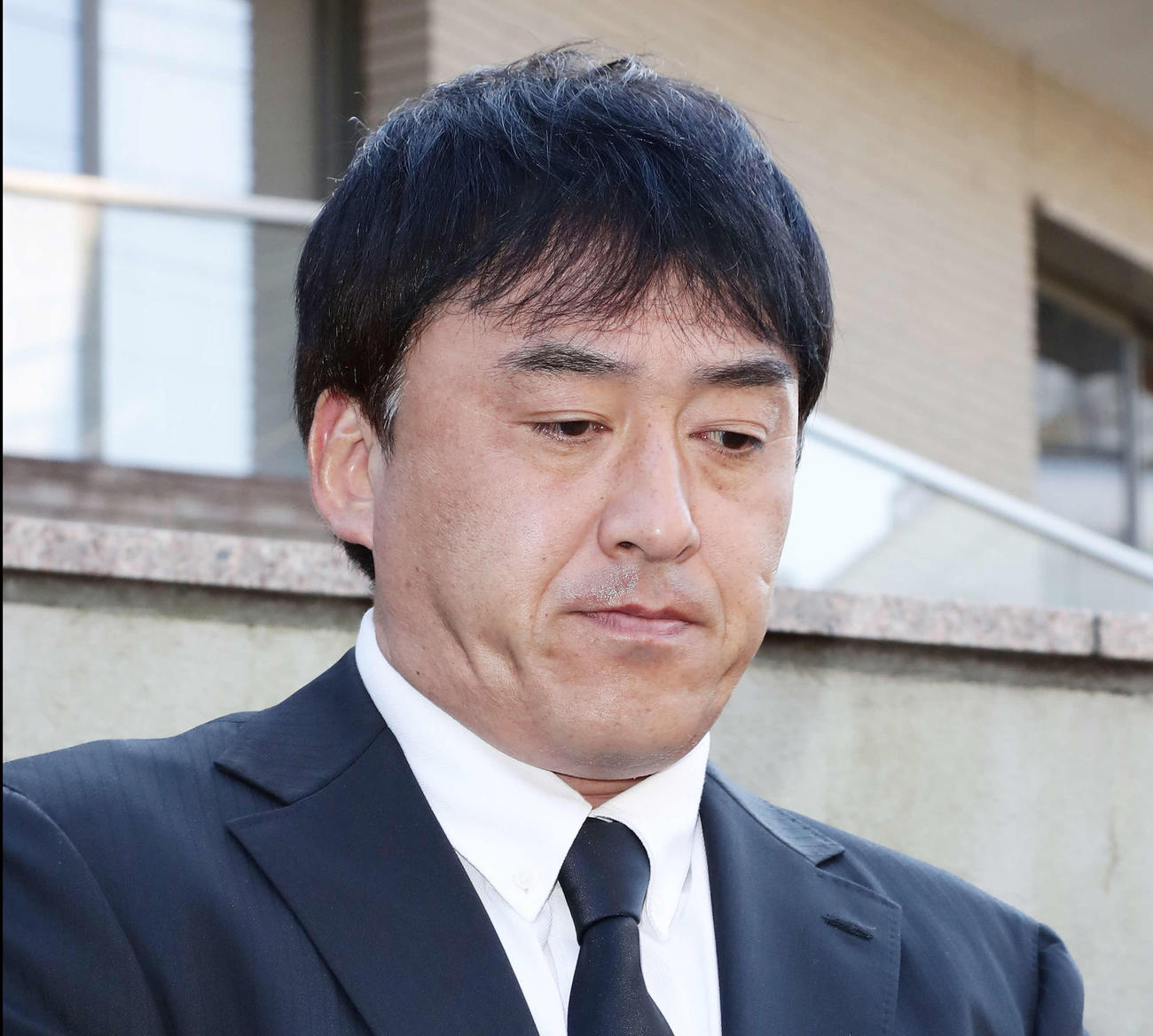 野村克也氏逝去の知らせを受けて取材対応する楽天の石井GM（撮影・丹羽敏通）