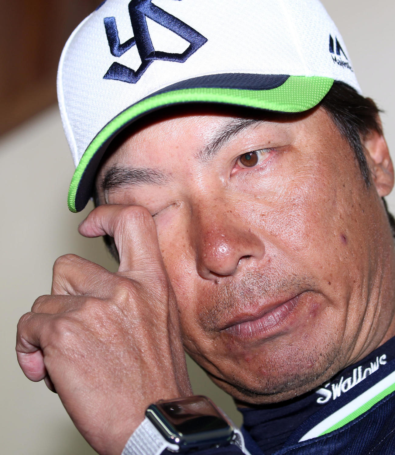 亡くなった野村氏の思い出を泣きながら話す高津監督（撮影・狩俣裕三）