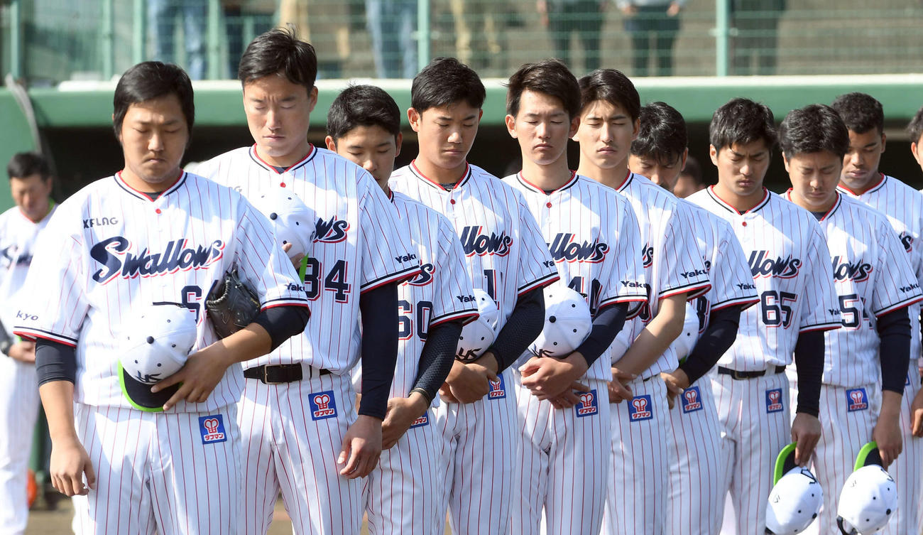13時30分、野村克也氏の冥福を祈り「黙祷」するヤクルトの2軍で調整する奥川（中央）（撮影・たえ見朱実）