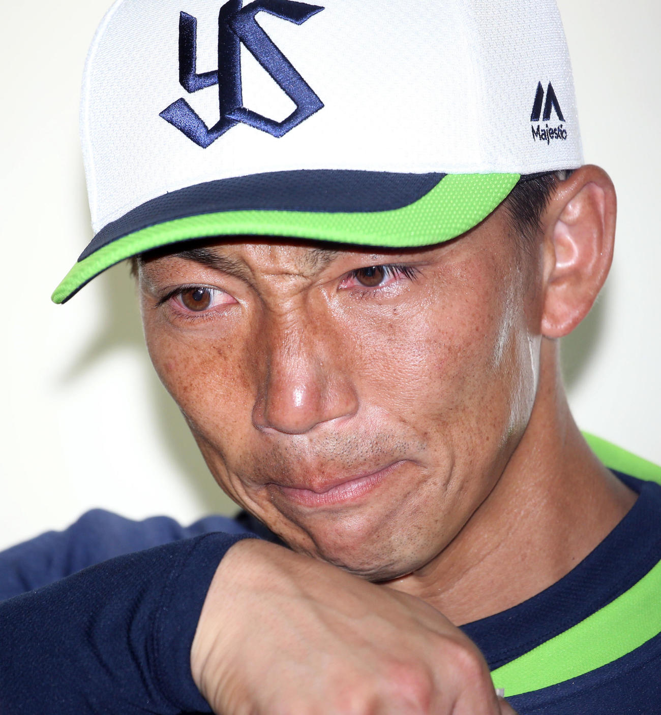 亡くなった野村氏を思い、泣きながら報道陣に対応する嶋（撮影・狩俣裕三）