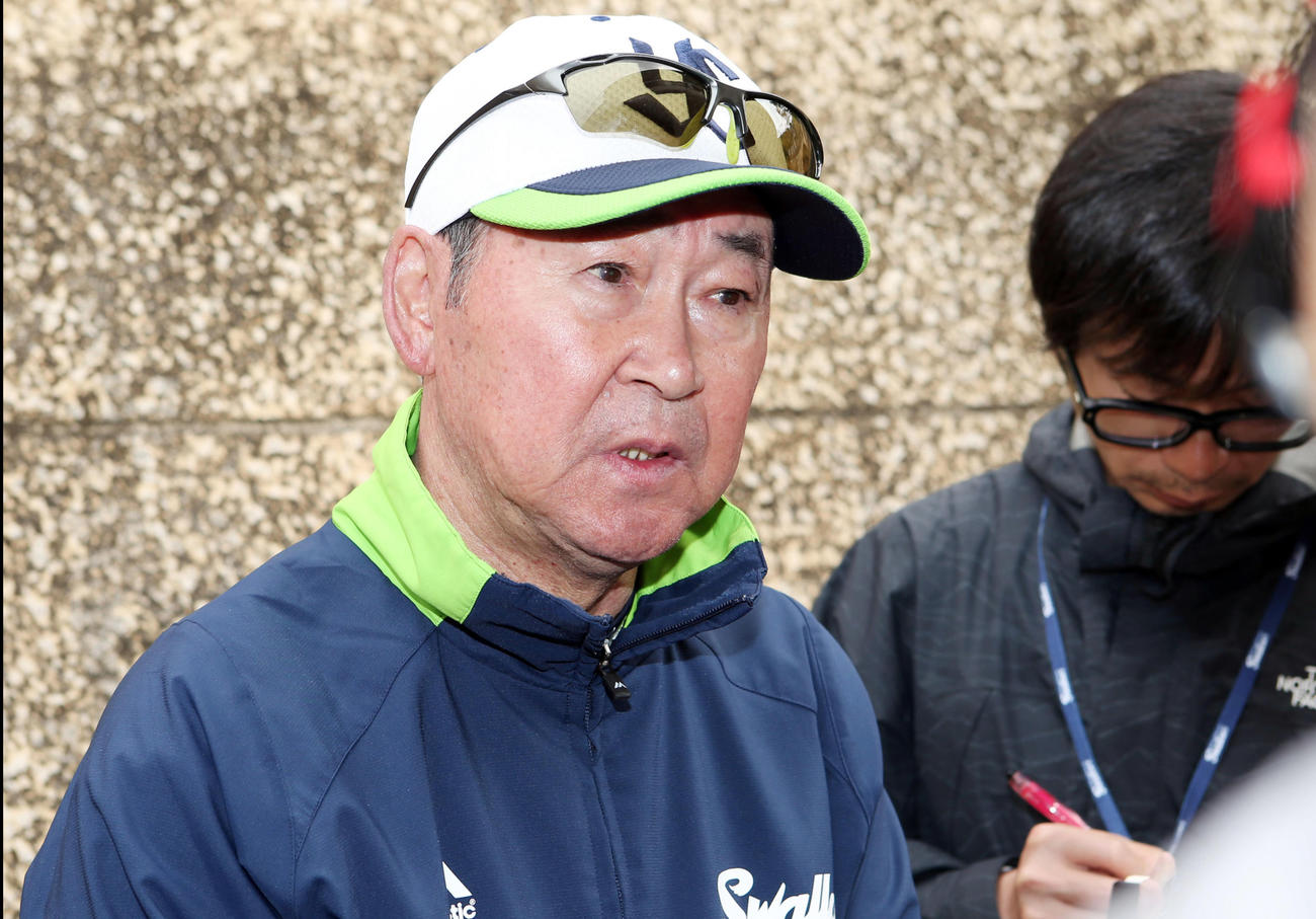 亡くなった野村氏の思い出を語る若松氏（撮影・狩俣裕三）