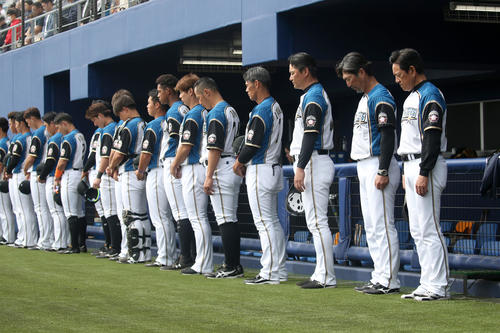 日本ハム対阪神　試合前、野村克也さんを悼み黙祷をする日本ハムナイン。右手前は栗山監督（撮影・佐藤翔太）