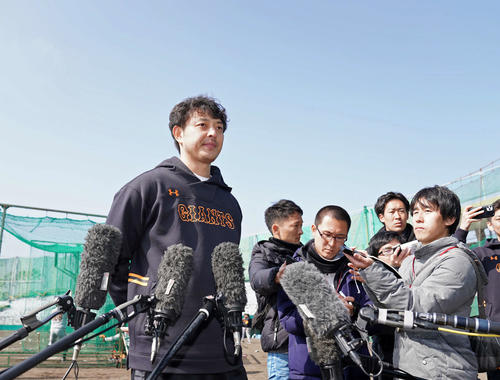 野村克也氏の死去を受け、沈痛な面持ちで記者の取材に応える巨人岩隈（撮影・加藤諒）