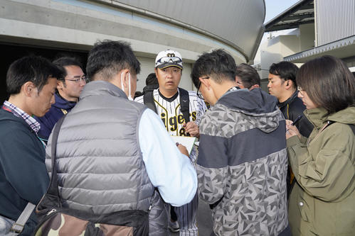 野村克也氏の死を悼み記者たちに話す福原投手コーチ（撮影・上山淳一）