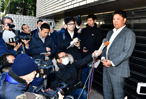 父野村克也さんの訃報に触れて自宅前で報道陣に対応する野村克則楽天1軍作戦コーチ（撮影・小沢裕）