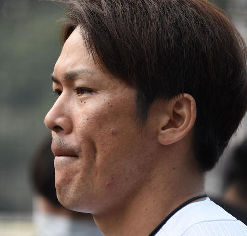 亡くなられた野村克也氏の思い出を語り涙ぐむ甲斐拓也（撮影・今浪浩三）