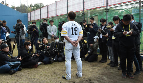 亡くなられた野村克也氏の思い出を語る甲斐拓也（撮影・今浪浩三）
