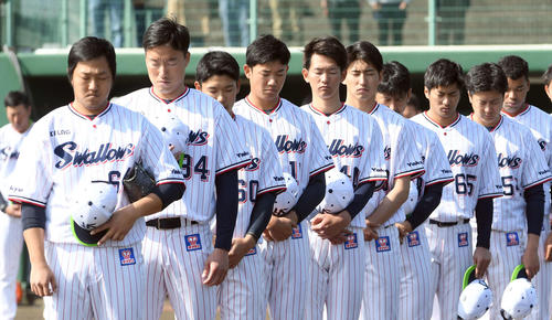 13時30分、野村克也氏の冥福を祈り「黙祷」するヤクルトの2軍で調整する奥川（中央）（撮影・たえ見朱実）
