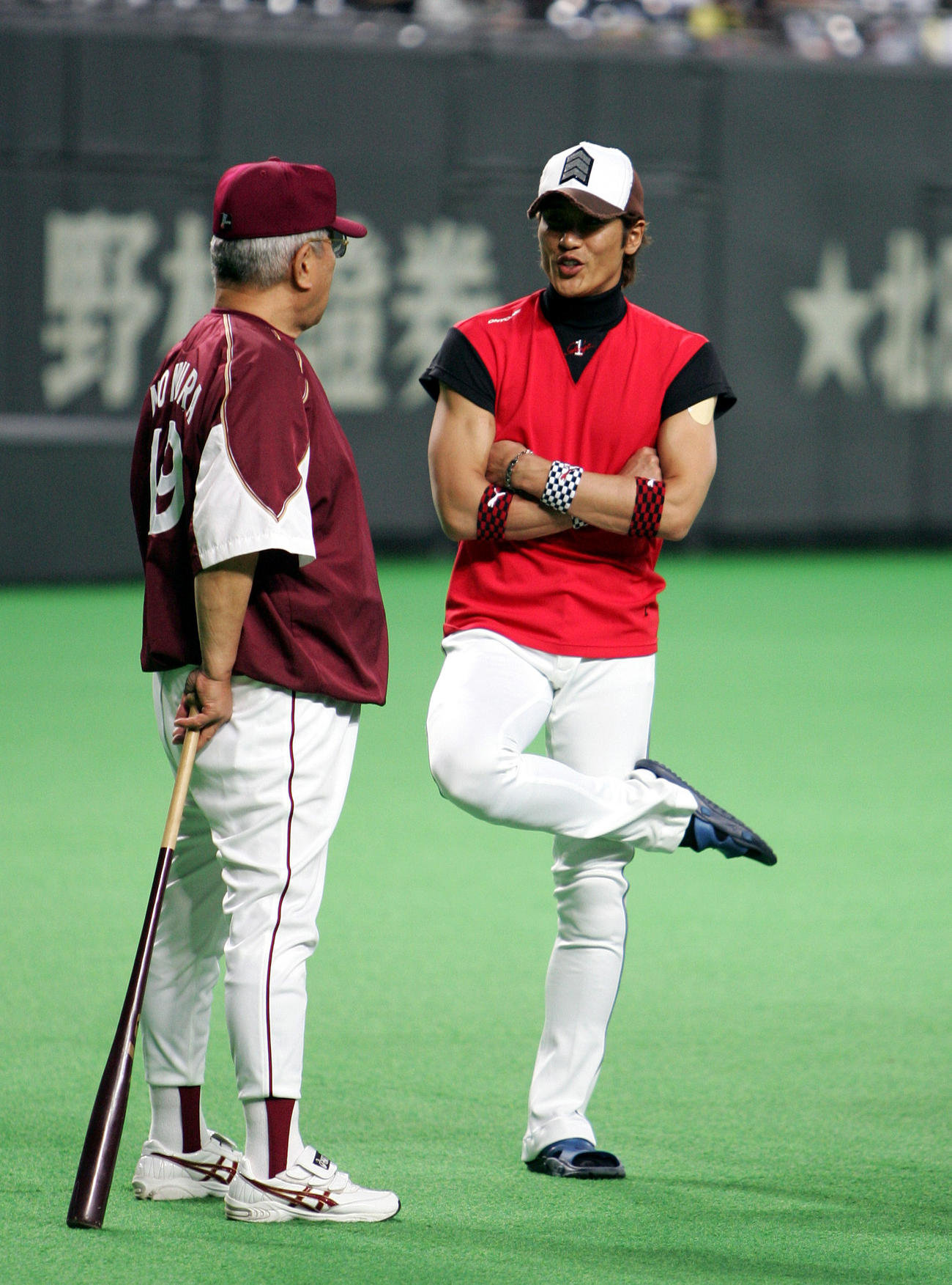 日本ハム対楽天　試合前の練習で談笑する新庄（右）と野村監督（2006年6月30日撮影）