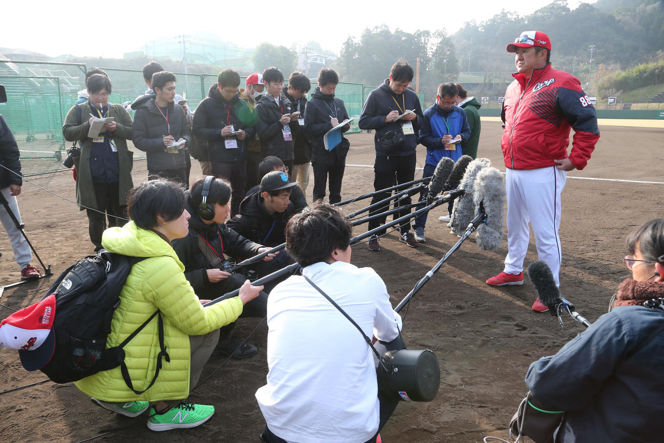 日南キャンプ最終日、佐々岡監督は選手への期待を報道陣に語る（撮影・梅根麻紀）