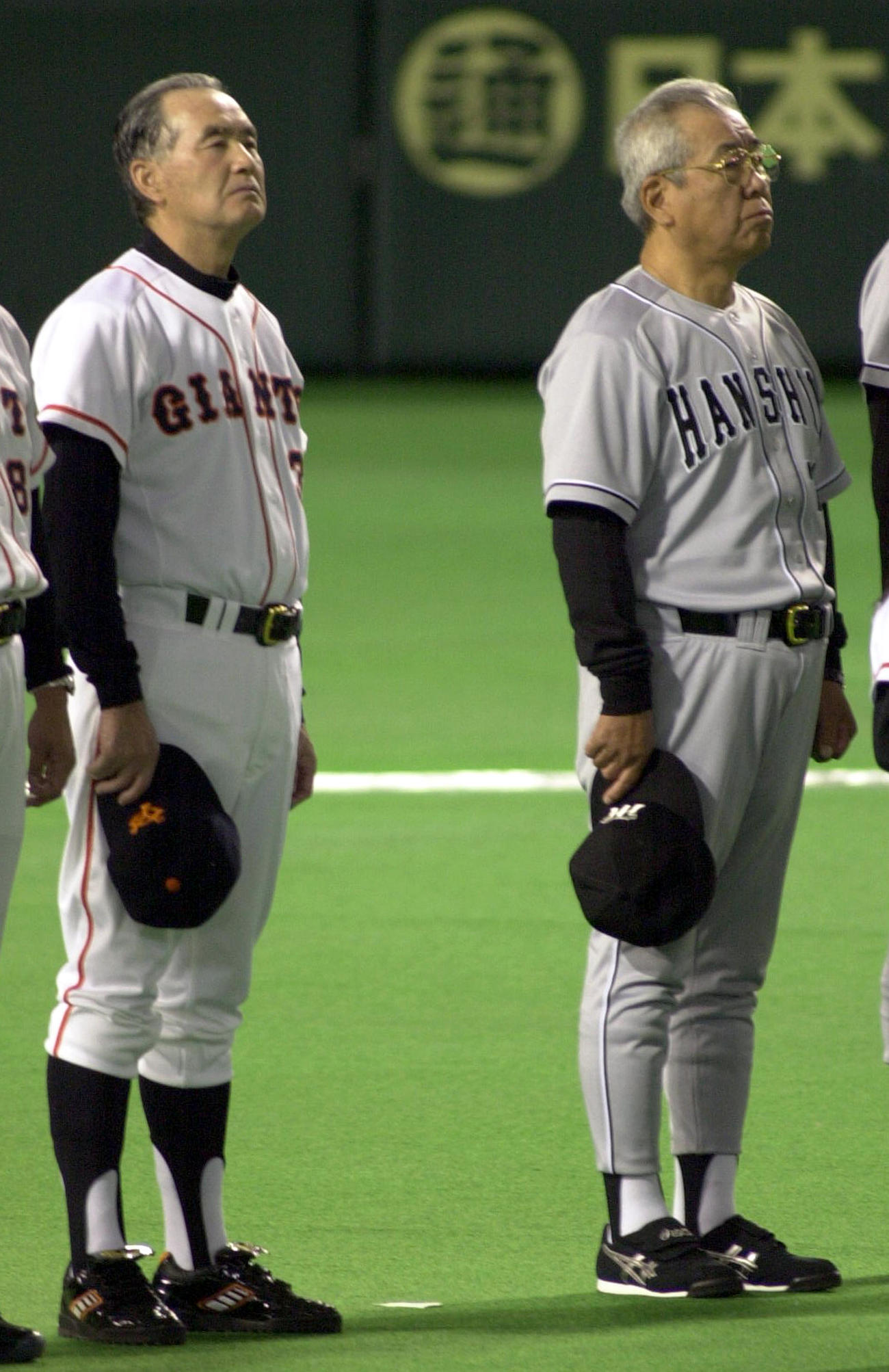 01年3月、整列する巨人長嶋監督（左）と阪神野村監督