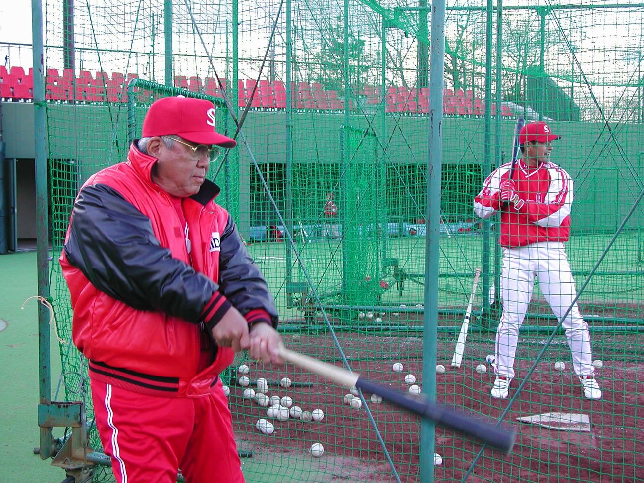 シダックス野村監督はキャンプ初日からノックバットを手に練習を見守る（2005年2月1日撮影）