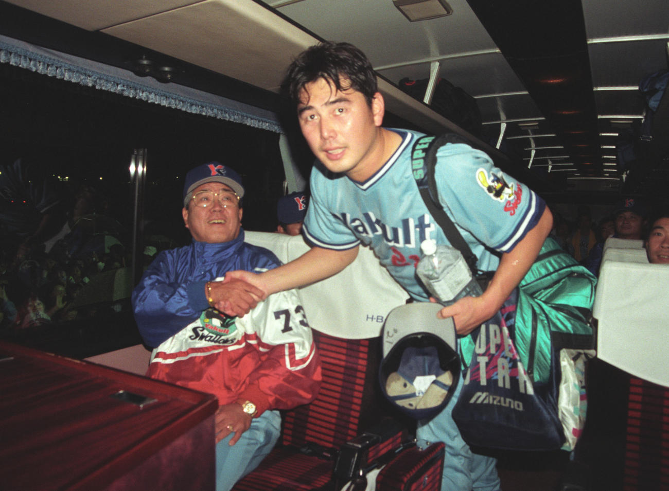 96年4月、広島戦で完投勝利を納めた吉井と握手する野村克也監督