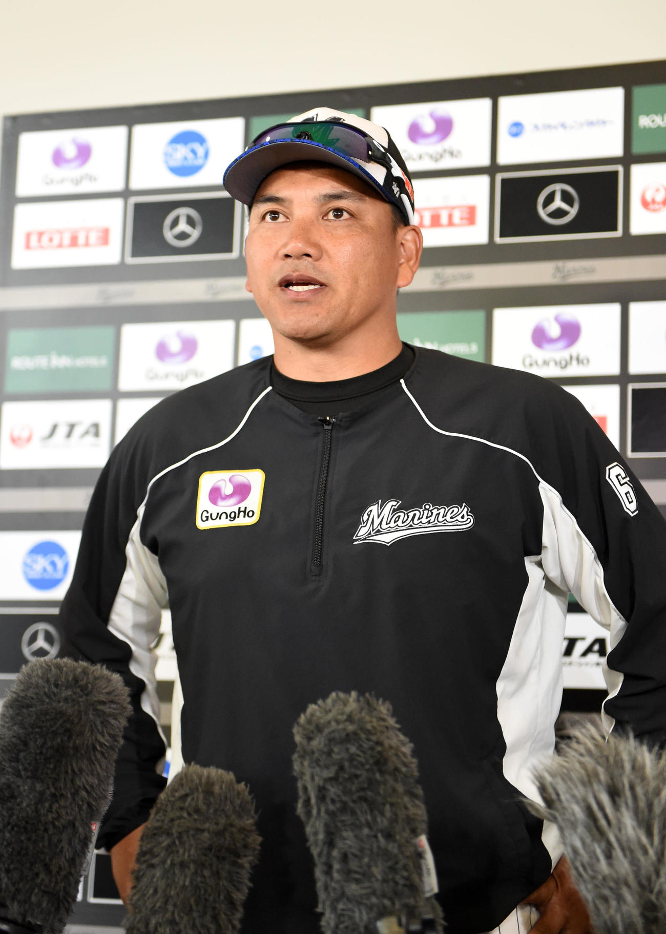 野村克也さんへの思いを語るロッテ井口監督（撮影・横山健太）