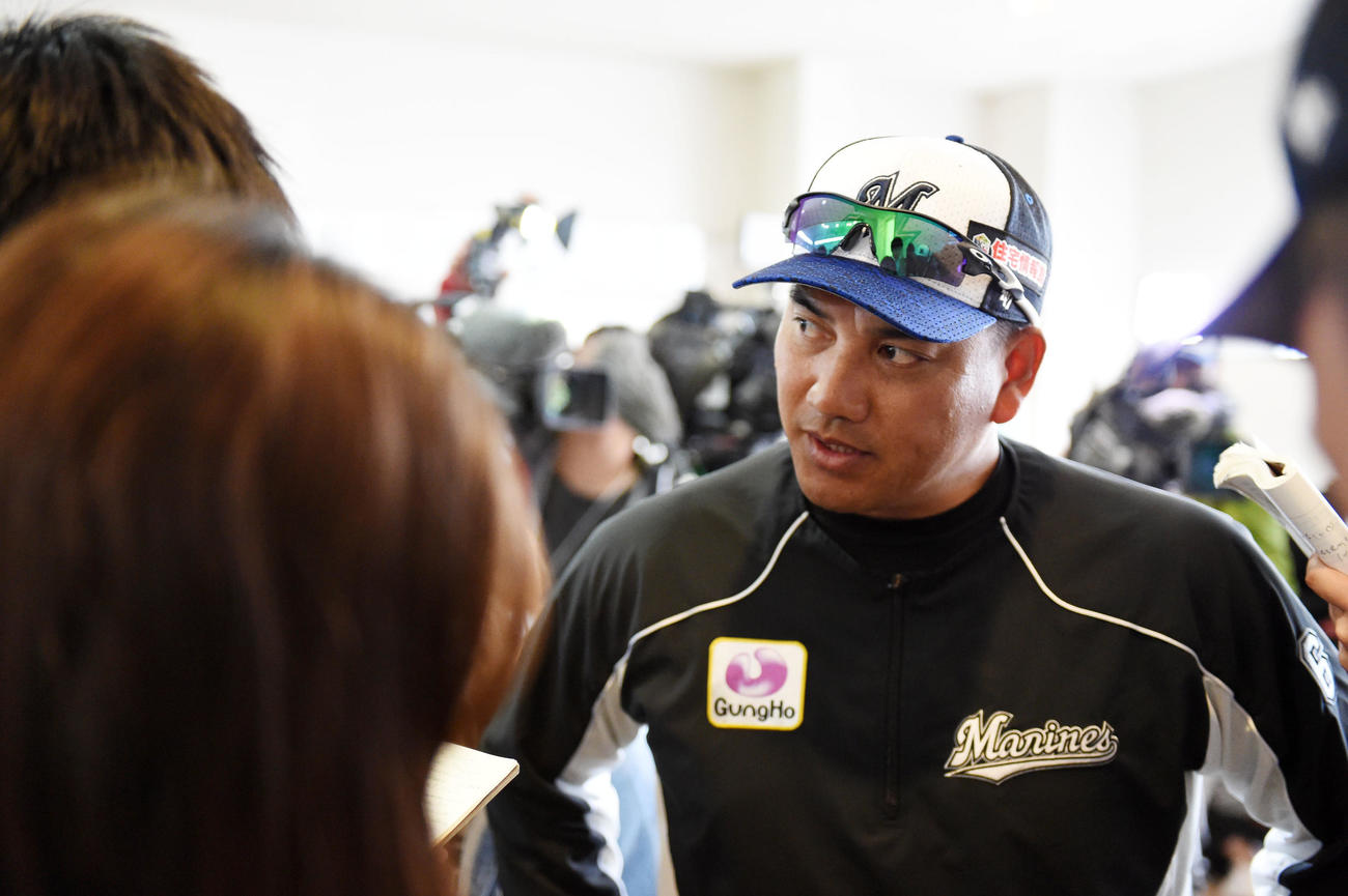 第3クールが始まり取材に応じるロッテ井口監督（撮影・横山健太）