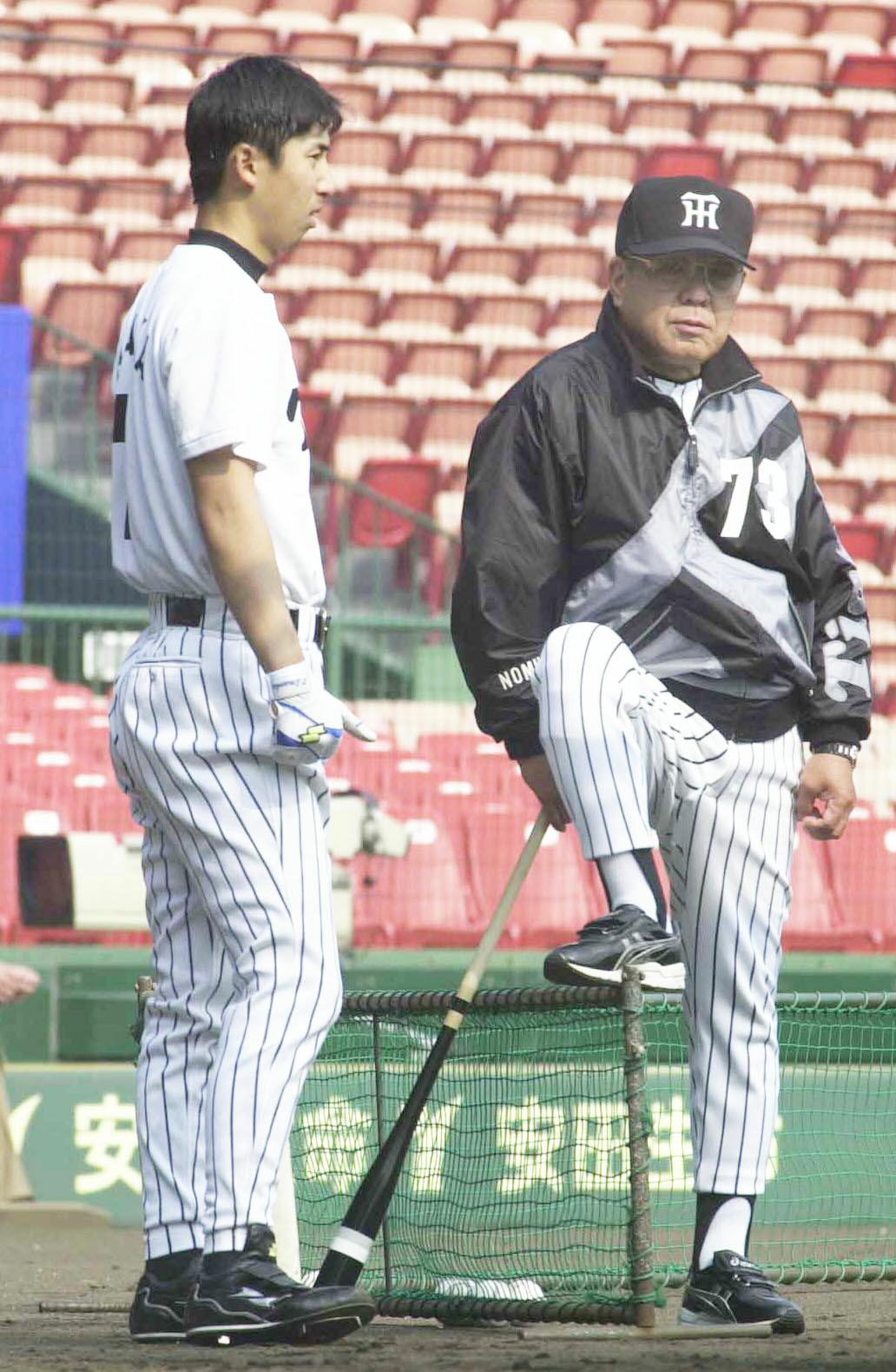 00年4月、練習で野村監督（右）から説教される今岡